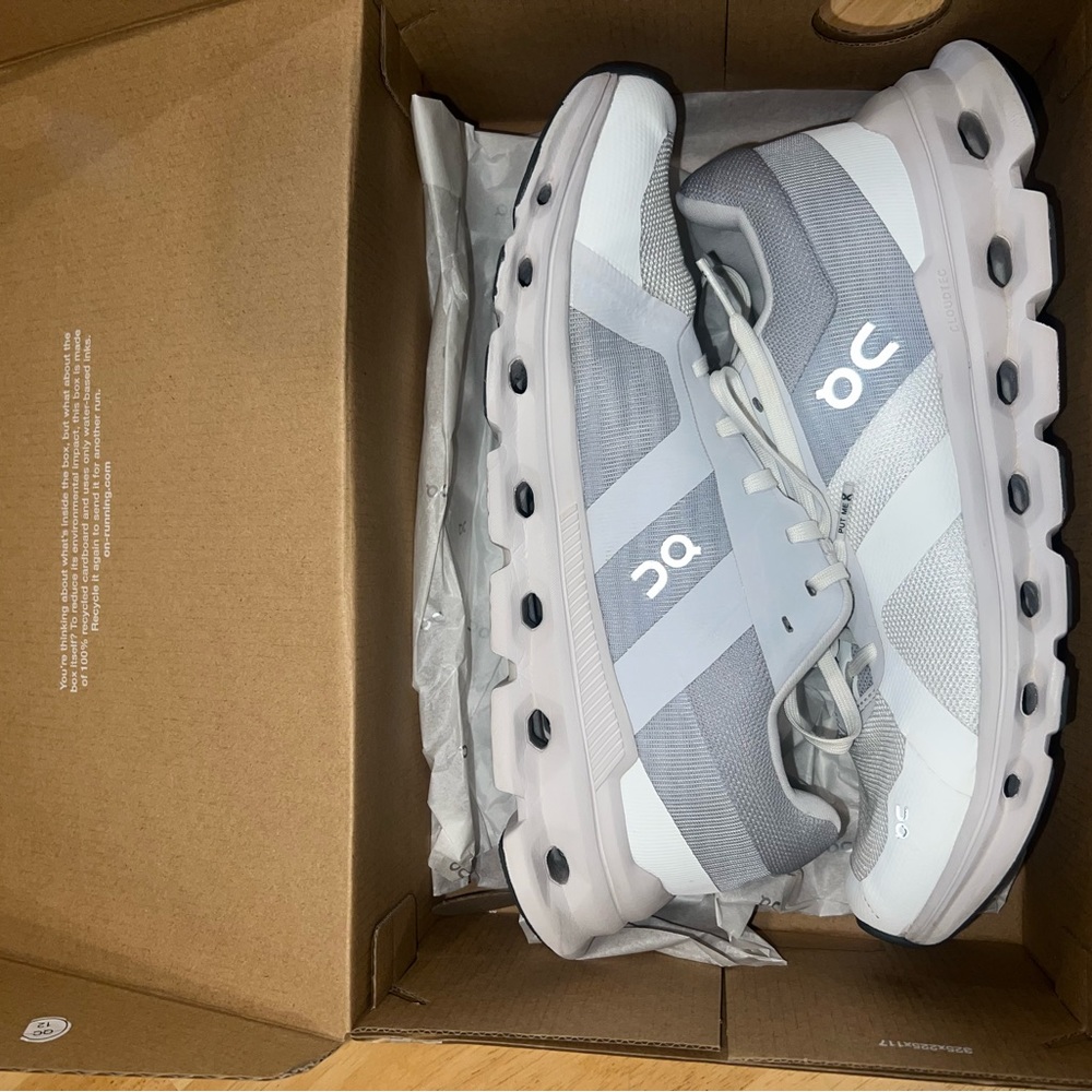 On cloud cloud runner women’s size 10.